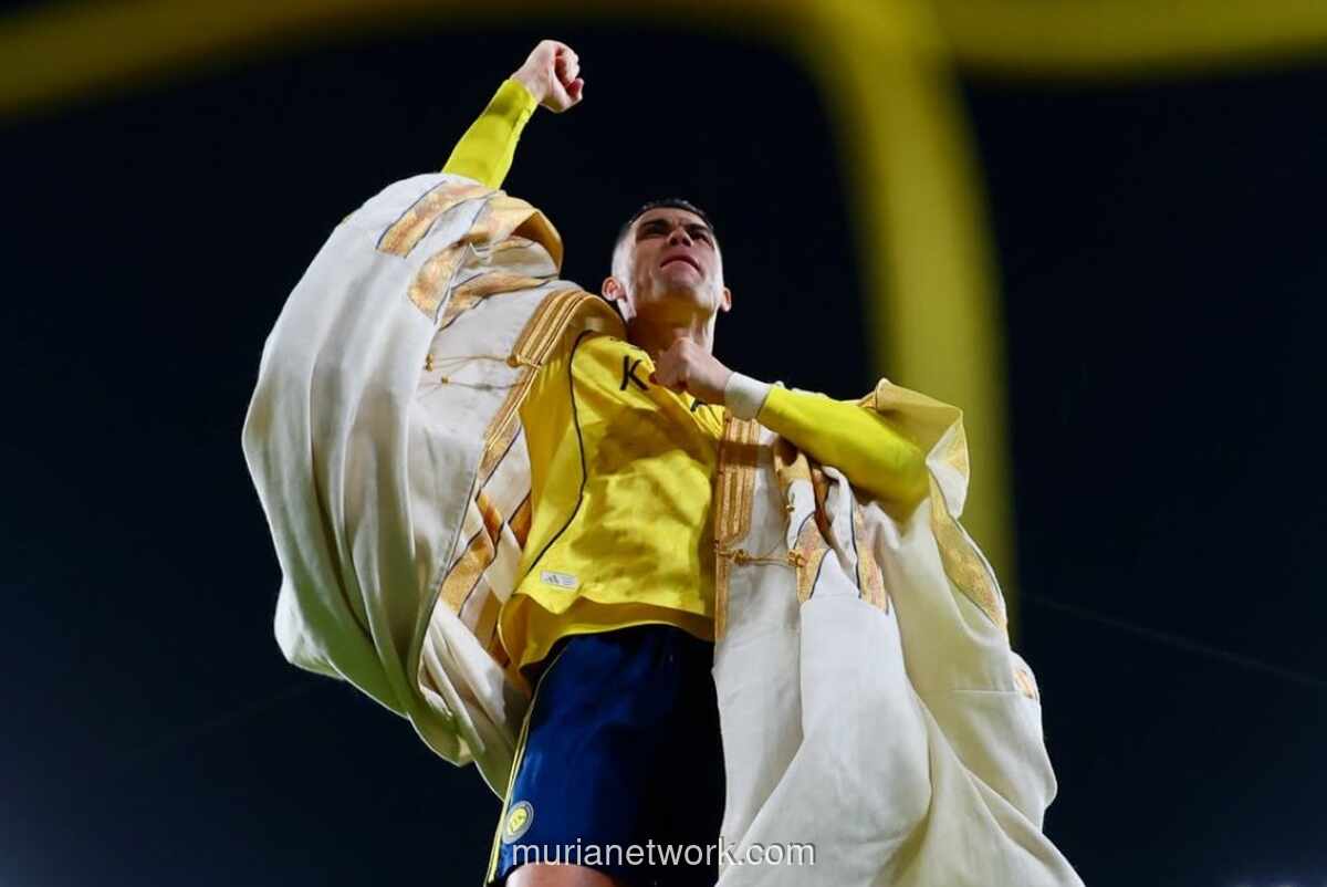 Ronaldo Kenakan Bisht Usai Bawa Al Nassr Puncaki Klasemen Liga Arab Saudi