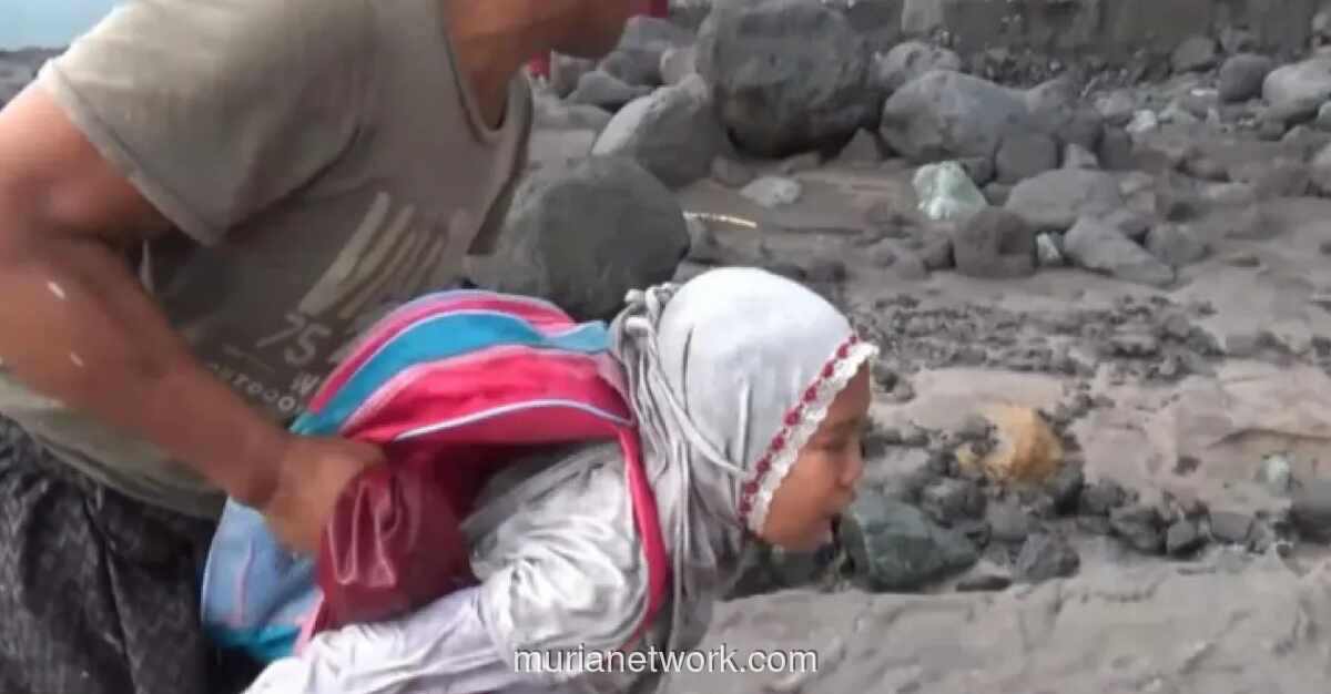 Siswa SD dan Ayahnya Selamat Usai Terseret Banjir Lahar di Sungai Regoyo