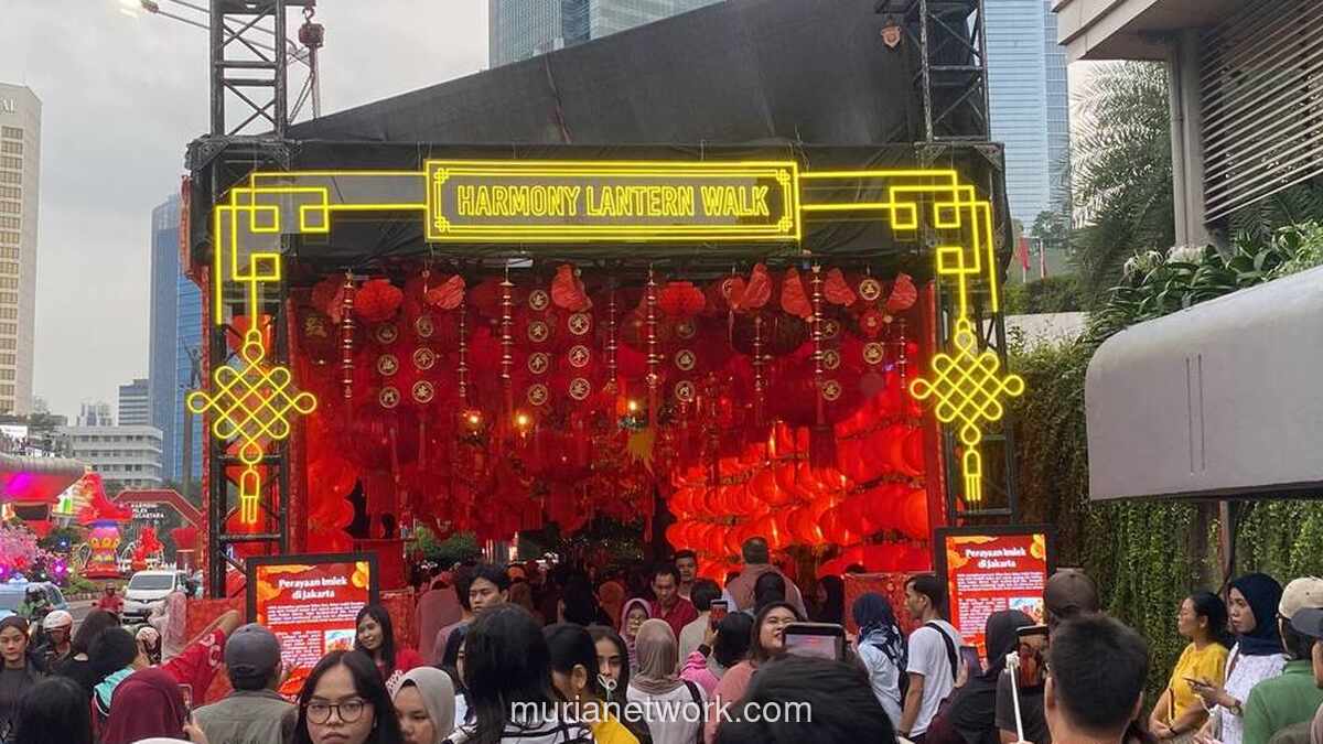 Ornamen Imlek di Bundaran HI Viral, Warga Ramai Datang Lihat Langsung