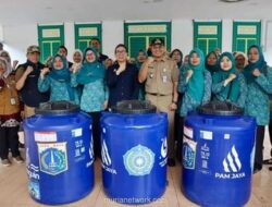 PAM JAYA Bagikan 150 Toren Air Gratis ke Warga Kalideres