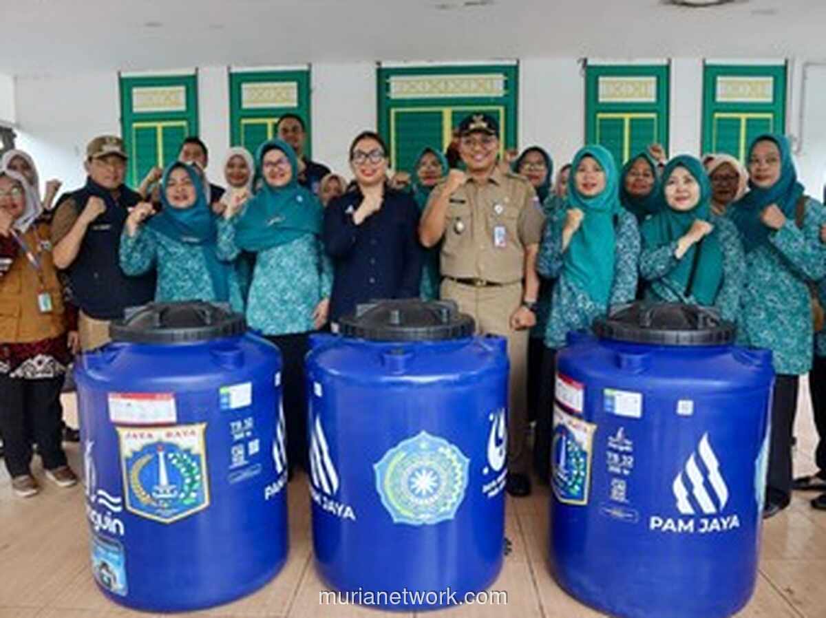 PAM JAYA Bagikan 150 Toren Air Gratis ke Warga Kalideres