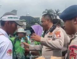 Polisi Bagikan Air dan Roti ke Guru yang Demo di DPR, 1.060 Personel Dikerahkan Tanpa Senjata Api
