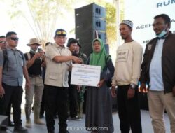 Menteri Tito Salurkan Bantuan Perbaikan Rumah Tahap Awal untuk Korban Bencana di Sumatera