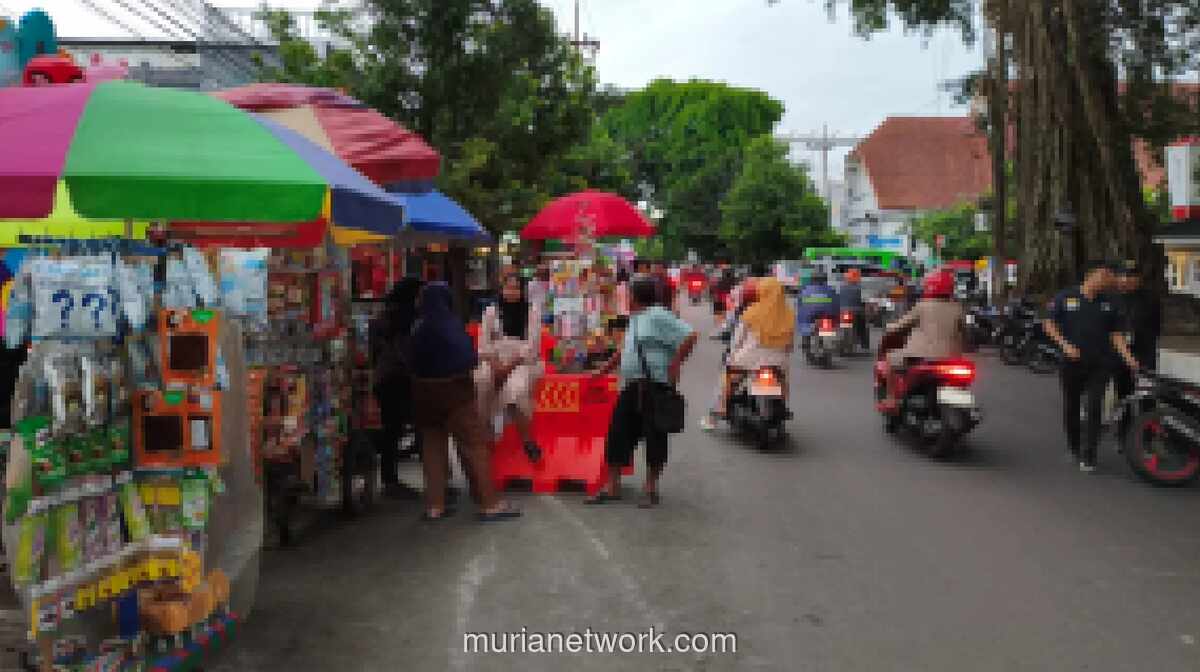 Pemkot Malang Wajibkan KTP Lokal untuk PKL di Alun-alun Merdeka