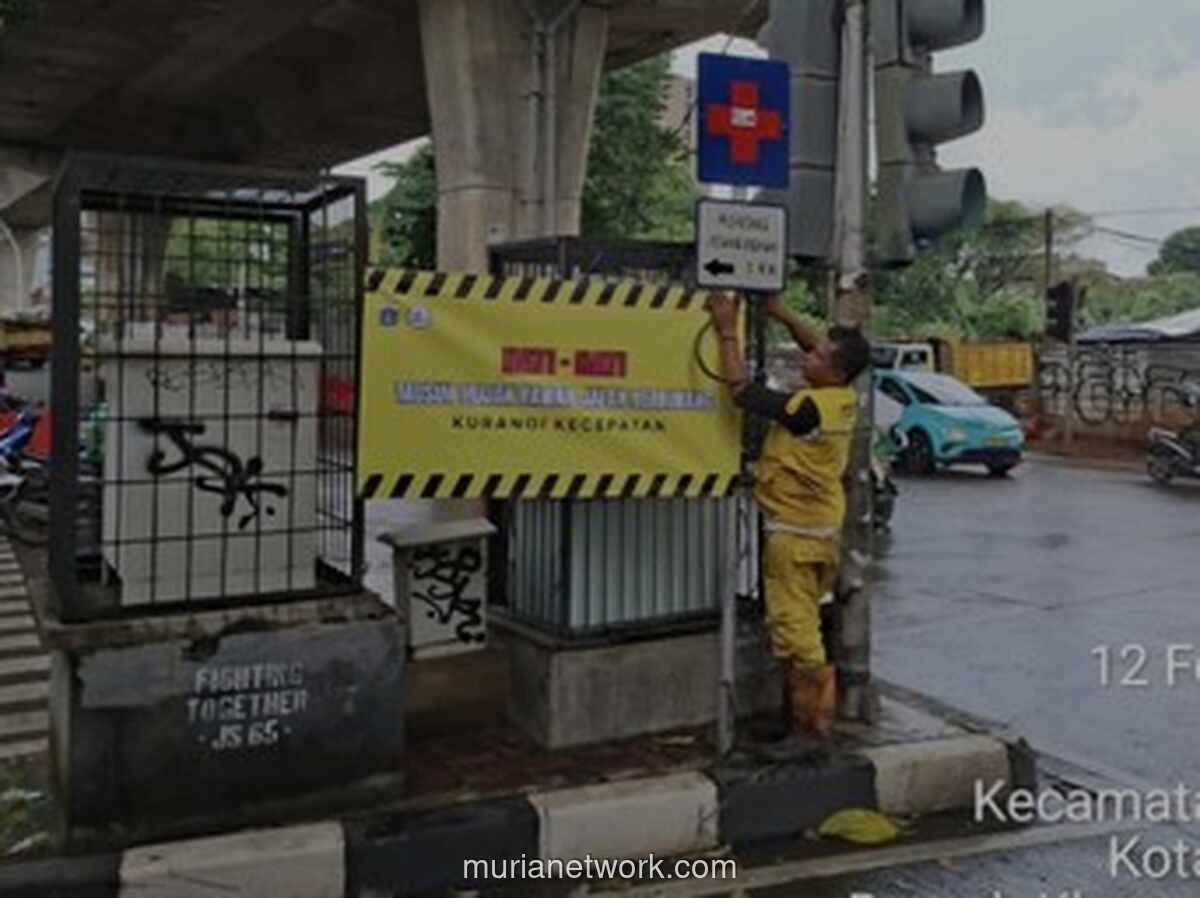 DKI Jakarta Pasang Spanduk Peringatan Waspada Jalan Berlubang di Musim Hujan