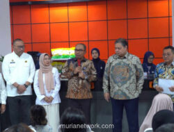 Hujan Tak Halangi Warga Antre Cairkan BLTS Kesra Rp900 Ribu di Kantor Pos Jakarta