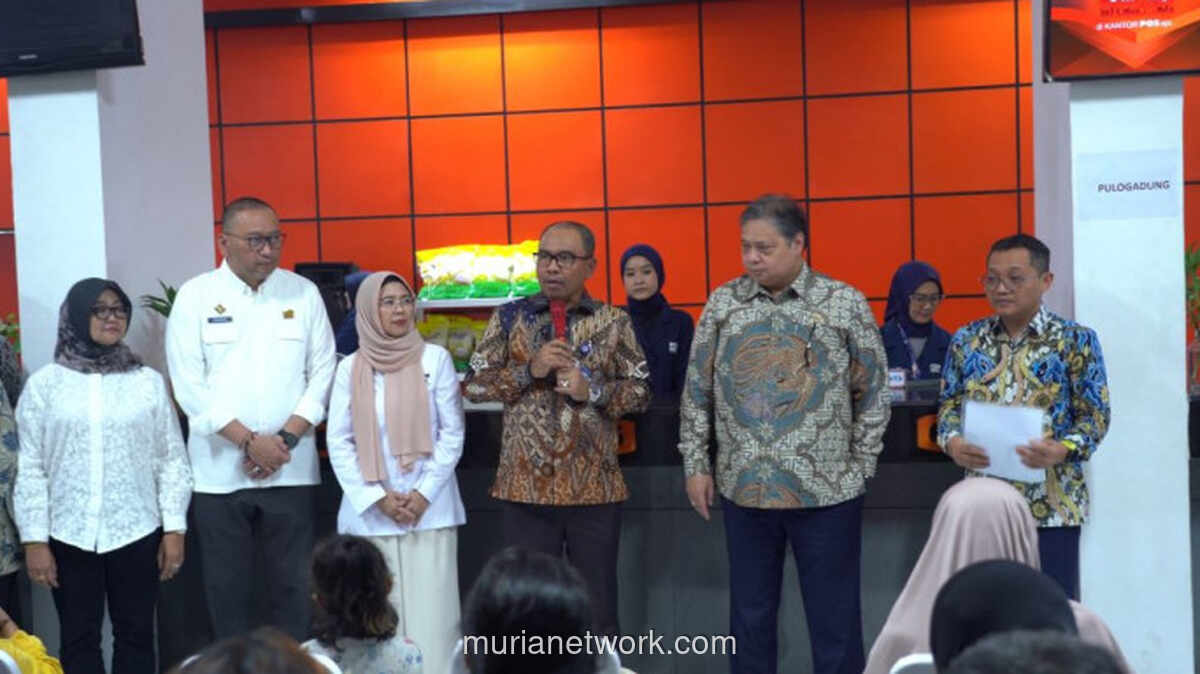 Hujan Tak Halangi Warga Antre Cairkan BLTS Kesra Rp900 Ribu di Kantor Pos Jakarta