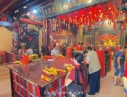 Umat Padati Vihara Toasebio untuk Sembahyang Imlek, Pengunjung Pagi Hari Dilaporkan Menurun