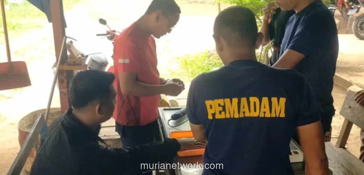 Damkar Singkep Lepaskan Cincin yang Terjepit di Jari Warga Selama Enam Bulan