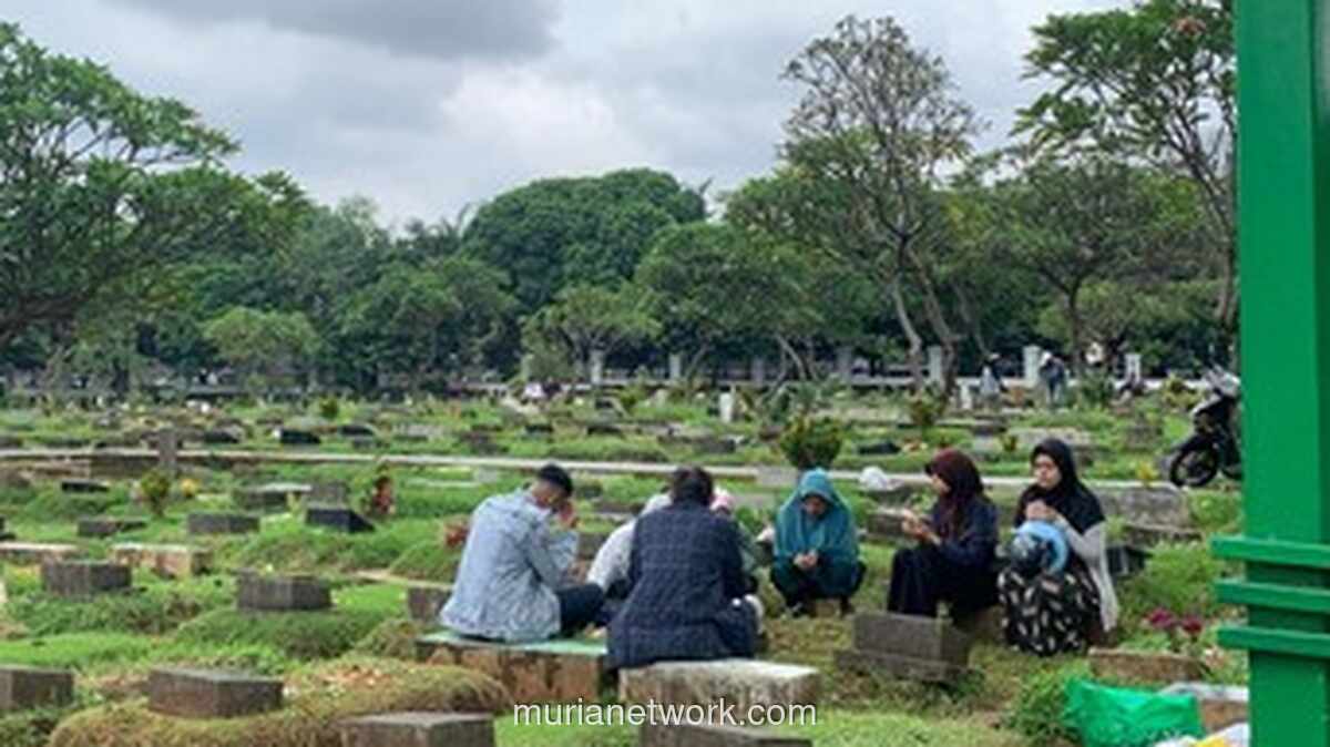 Ziarah Kubur Meningkat di TPU Menteng Pulo Jelang Ramadan