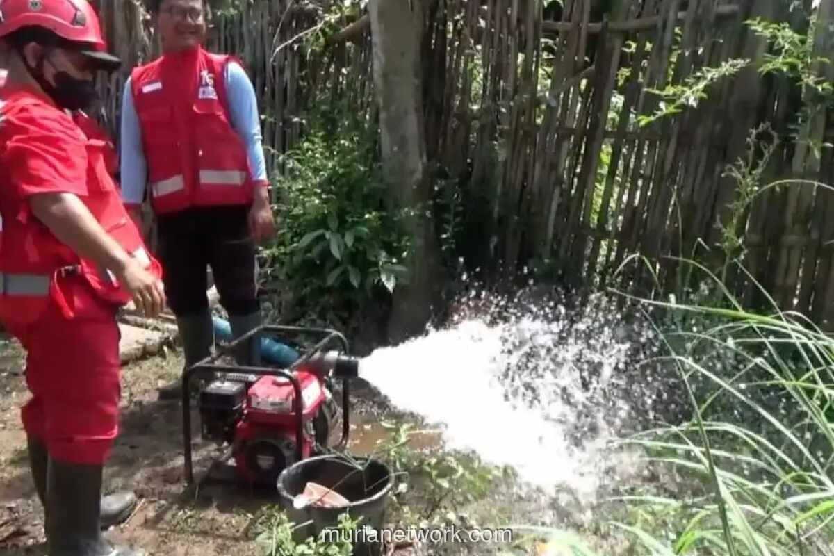 PMI Jember Normalisasi Sumur Warga Tercemar Pasca-Banjir Bedadung