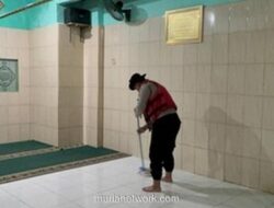 Polisi dan Warga Bersihkan Musala Terdampak Banjir di Kampung Melayu