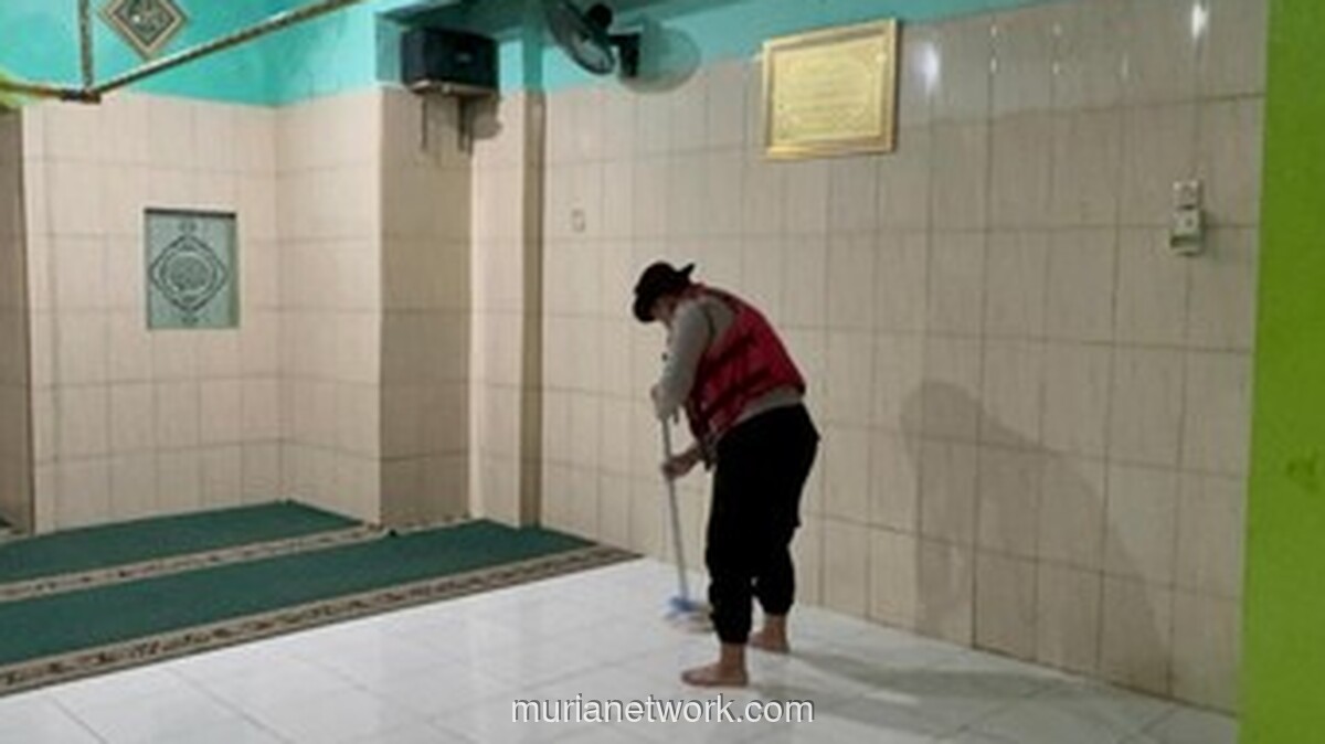 Polisi dan Warga Bersihkan Musala Terdampak Banjir di Kampung Melayu