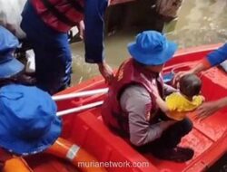 Banjir Satu Meter Rendam Kebon Pala, Warga Dievakuasi Polisi dengan Perahu