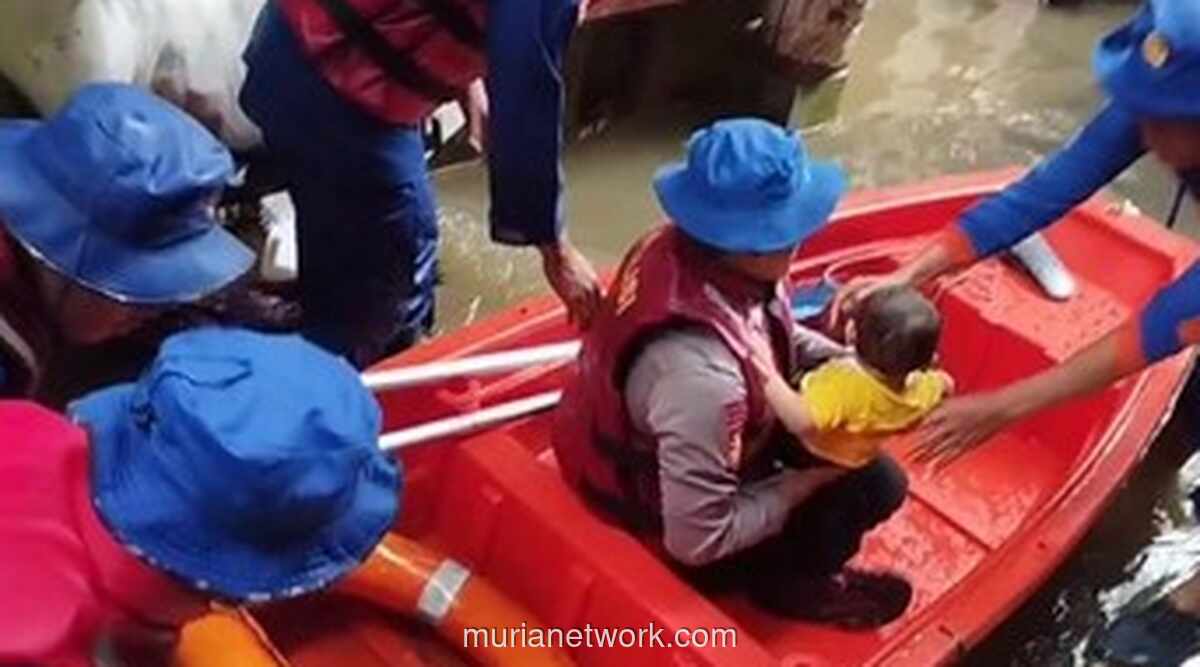 Banjir Satu Meter Rendam Kebon Pala, Warga Dievakuasi Polisi dengan Perahu