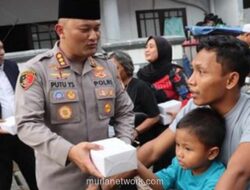 Polisi Jaksel Bersihkan Masjid dan Gelar Buka Puasa Bersama Warga