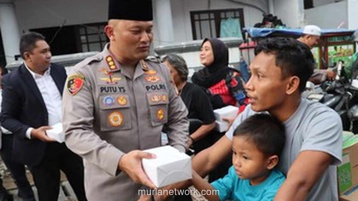 Polisi Jaksel Bersihkan Masjid dan Gelar Buka Puasa Bersama Warga