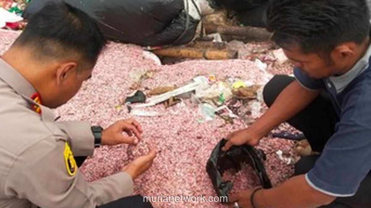 Cacahan Uang Asli Ditemukan di TPS Liar Bekasi