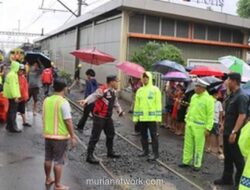 Truk Trailer Tertabrak Kereta Bandara di Perlintasan Poris, Lalu Lintas Macet Parah
