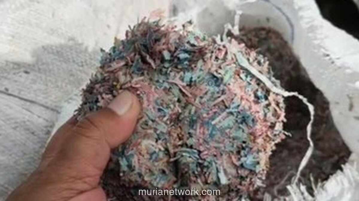 Polisi Amankan 21 Karung Cacahan Uang Diduga Asli di TPS Liar Bekasi