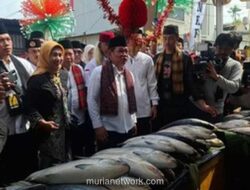 Gubernur DKI Beli Bandeng Jumbo 14 Kg untuk Dukung UMKM di Festival Rawa Belong