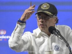 Presiden Kolombia Klaim Selamat dari Upaya Pembunuhan Saat Penerbangan Helikopter Dialihkan
