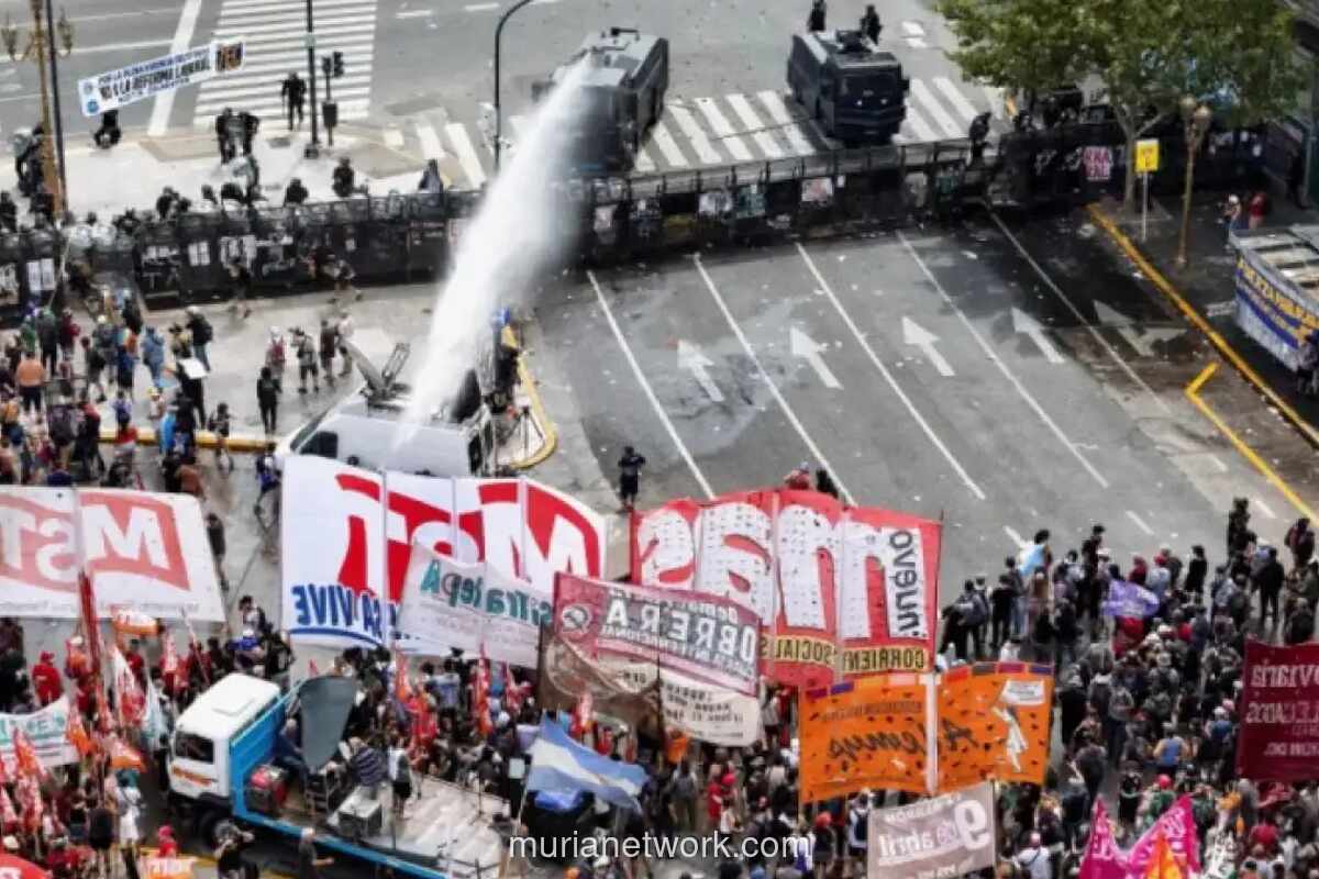 Bentrokan Warga dan Aparat Warnai Protes Reformasi Ketenagakerjaan Milei di Buenos Aires