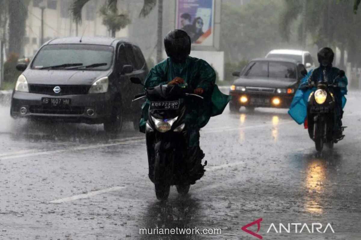 BMKG Imbau Waspada Hujan Lebat Disertai Petir dan Angin Kencang di Sejumlah Kota Besar