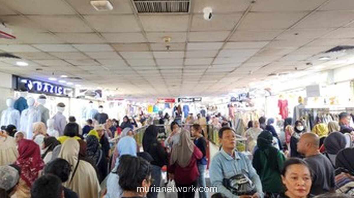 Ramai-Ramai Belanja Lebaran di Tanah Abang Dimulai Lebih Awal