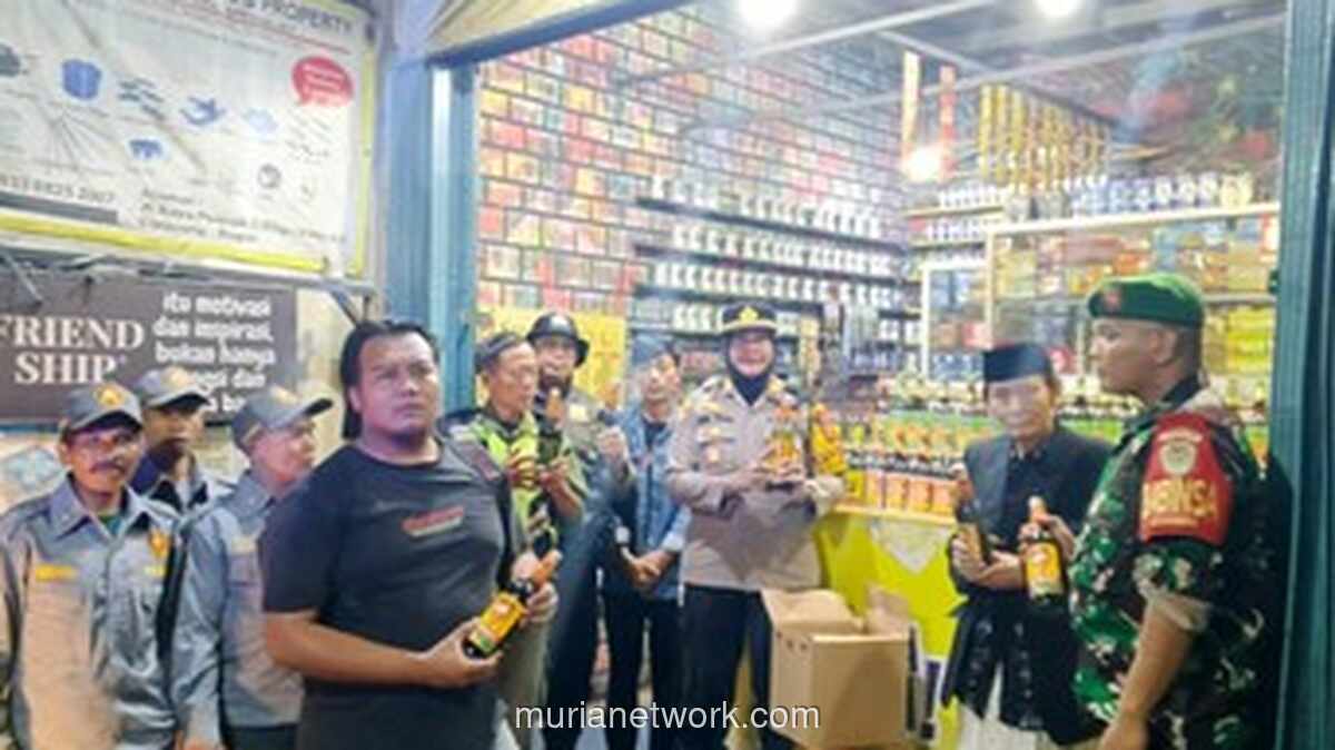 Razia Jelang Ramadan di Megamendung Amankan Puluhan Botol Miras Ilegal