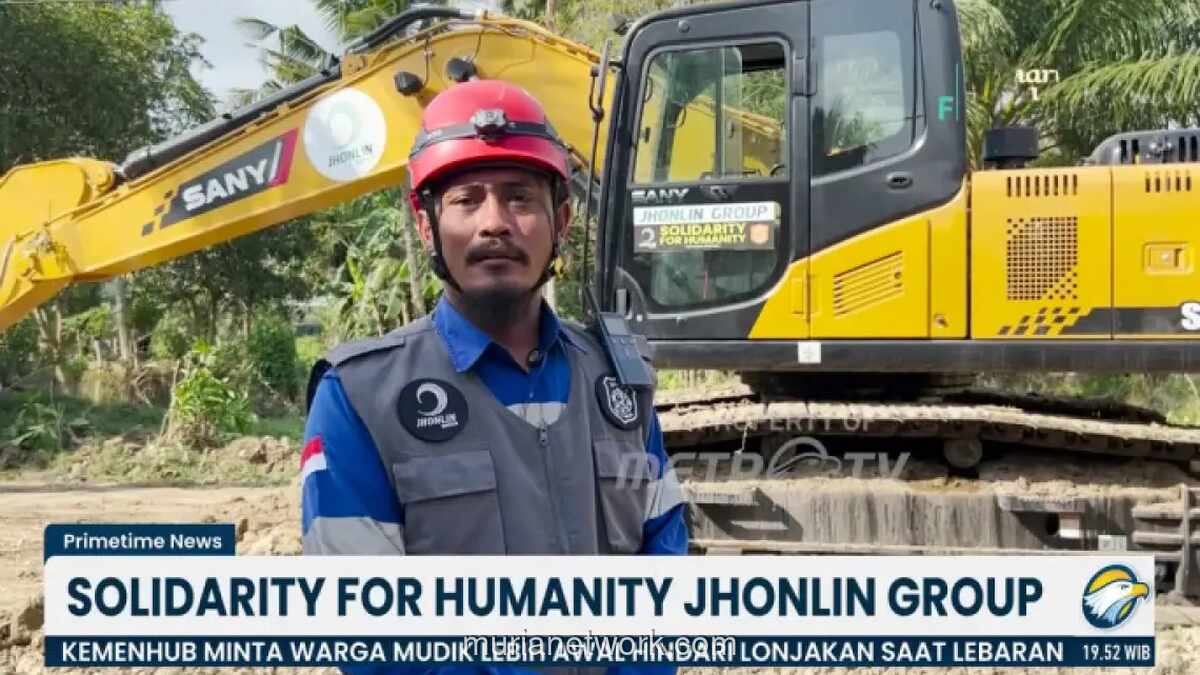 Relawan dan Alat Berat Bersihkan Jalan Utama yang Terputus Banjir di Aceh Tamiang