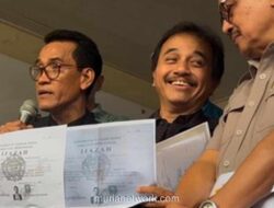 Roy Suryo Tunjukkan Dua Salinan Ijazah Jokowi dengan Perbedaan Fisik