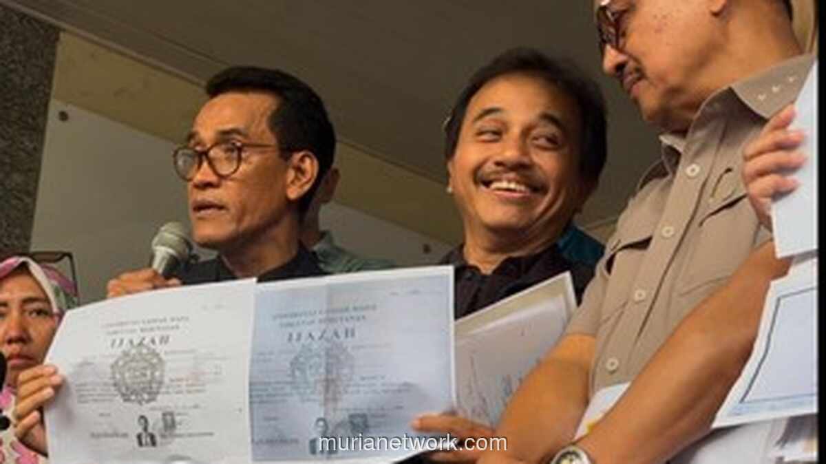 Roy Suryo Tunjukkan Dua Salinan Ijazah Jokowi dengan Perbedaan Fisik