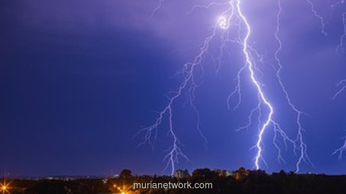 Petir Sambar Rumah di Serang, Pemilik Terpental Namun Selamat