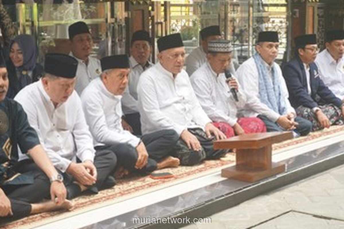 NasDem Ziarah ke Makam KH Hasyim Asyari dan Gus Dur di Tebuireng