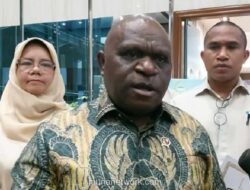 Natalius Pigai dan Guru Besar UGM Tantang Debat HAM Langsung di TV Nasional