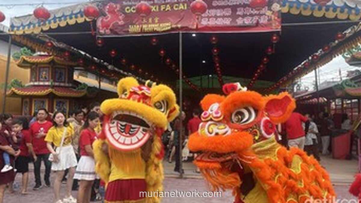 Barongsai dan Ritual Lepas Burung Warna Kemeriahan Imlek di Kelenteng Palembang