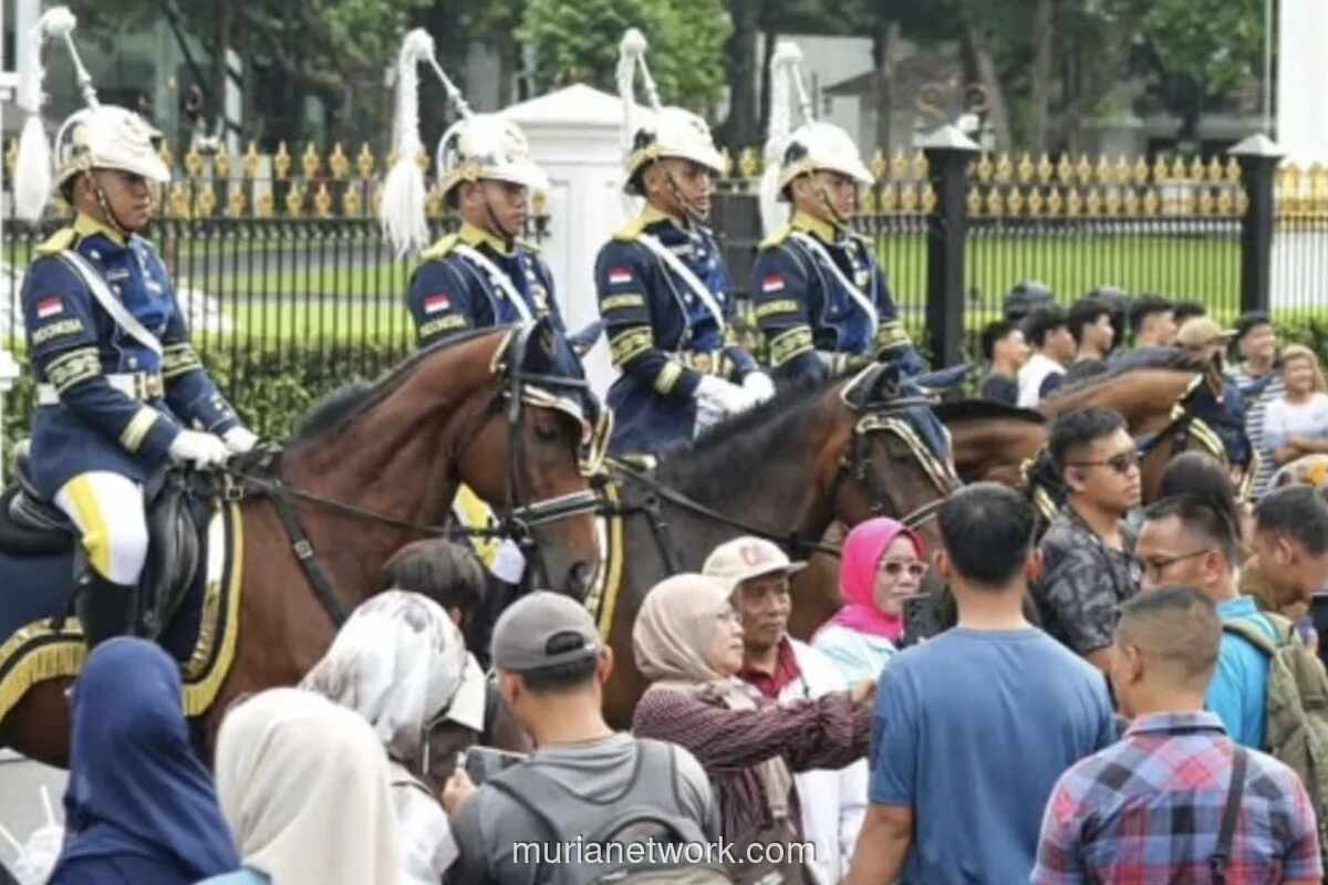Presiden Prabowo Buka Upacara Serah Terima Pengawal Istana untuk Publik Setiap Minggu