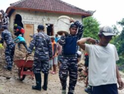 Longsor di Nusa Penida, Personel TNI Bantu Bersihkan Rumah Tertimpa