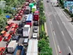 Demo Angkot Blokir Jalan Ahmad Yani Bekasi, Lalu Lintas Macet Total
