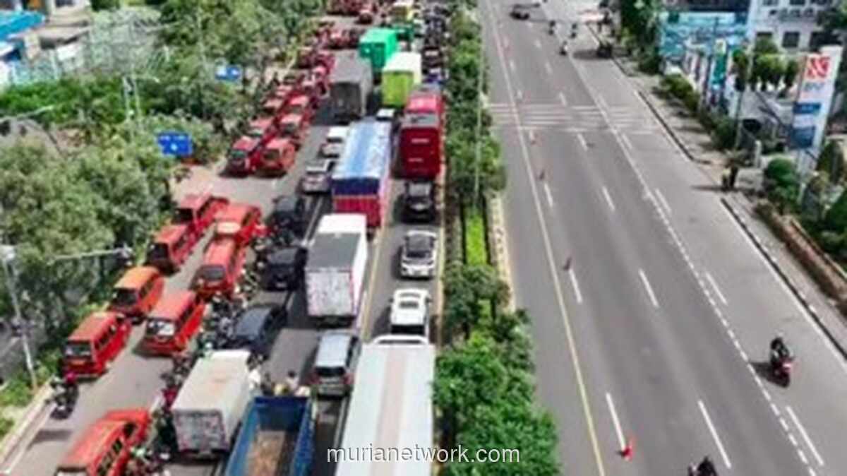 Demo Angkot Blokir Jalan Ahmad Yani Bekasi, Lalu Lintas Macet Total