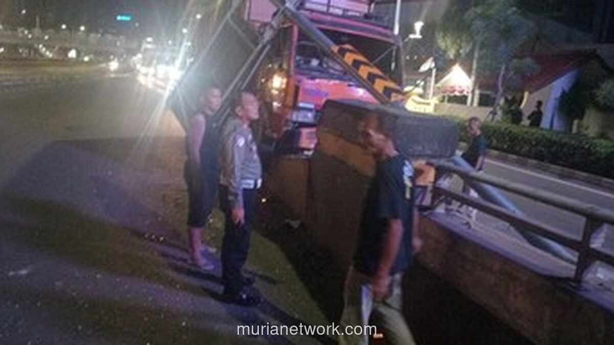 Dugaan Kelelahan, Dump Truck Oleng dan Tabrak Pembatas Jalan di Gatot Subroto