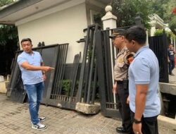 Pengemudi Diduga Ngantuk Tabrak Pagar Rumah Jusuf Kalla di Dharmawangsa