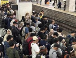 Hari Pertama Puasa, Stasiun Manggarai Dibanjiri Penumpang yang Buru-buru Pulang