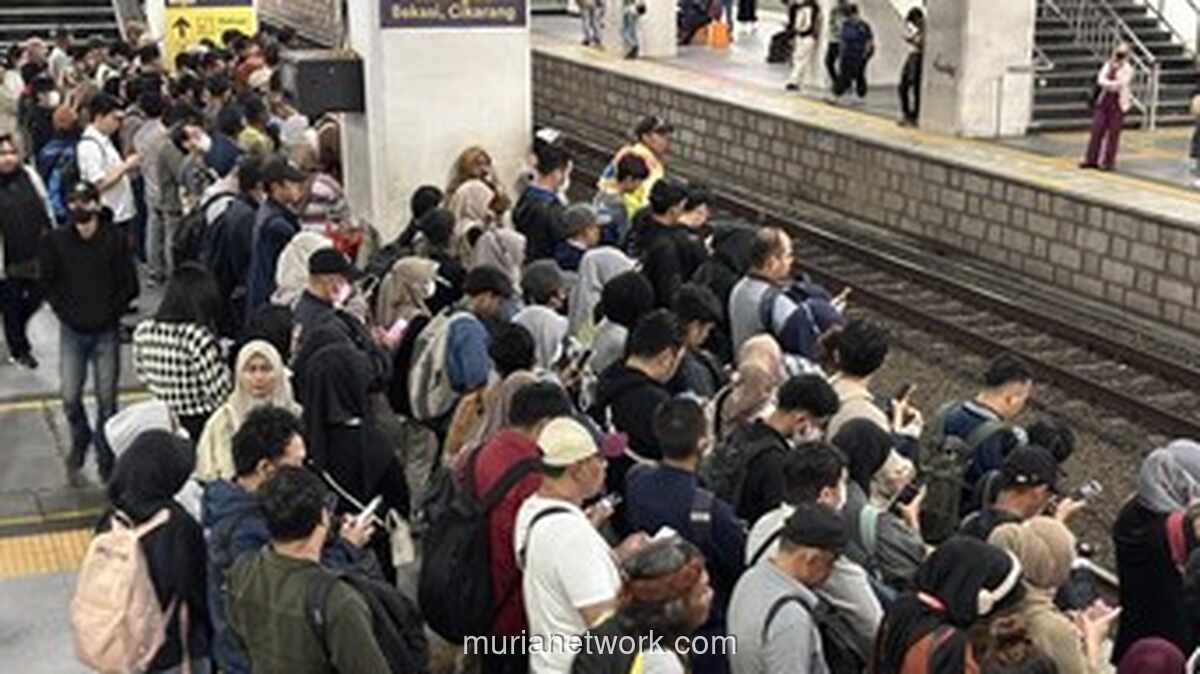 Hari Pertama Puasa, Stasiun Manggarai Dibanjiri Penumpang yang Buru-buru Pulang
