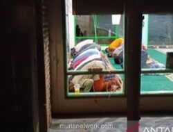 Warga Tapanuli Selatan Jalani Tarawih Perdana di Tengah Reruntuhan Pasca-Banjir Bandang