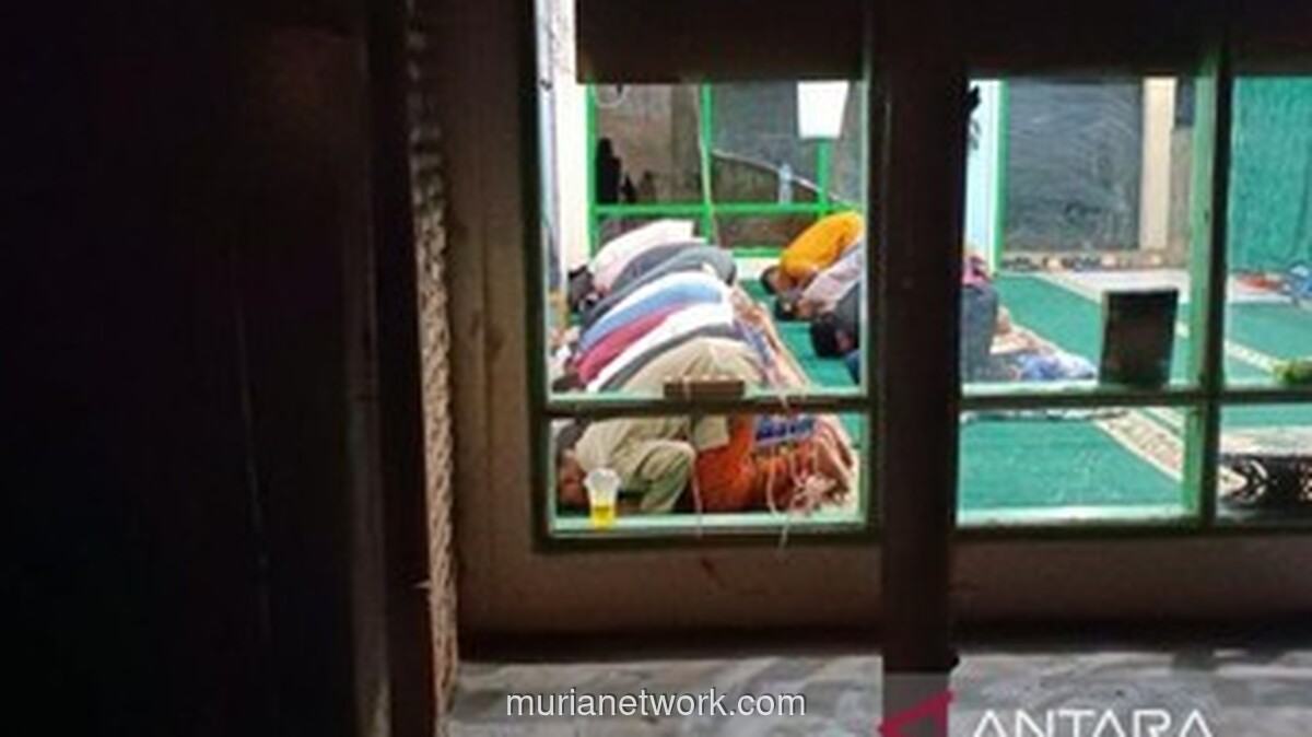 Warga Tapanuli Selatan Jalani Tarawih Perdana di Tengah Reruntuhan Pasca-Banjir Bandang