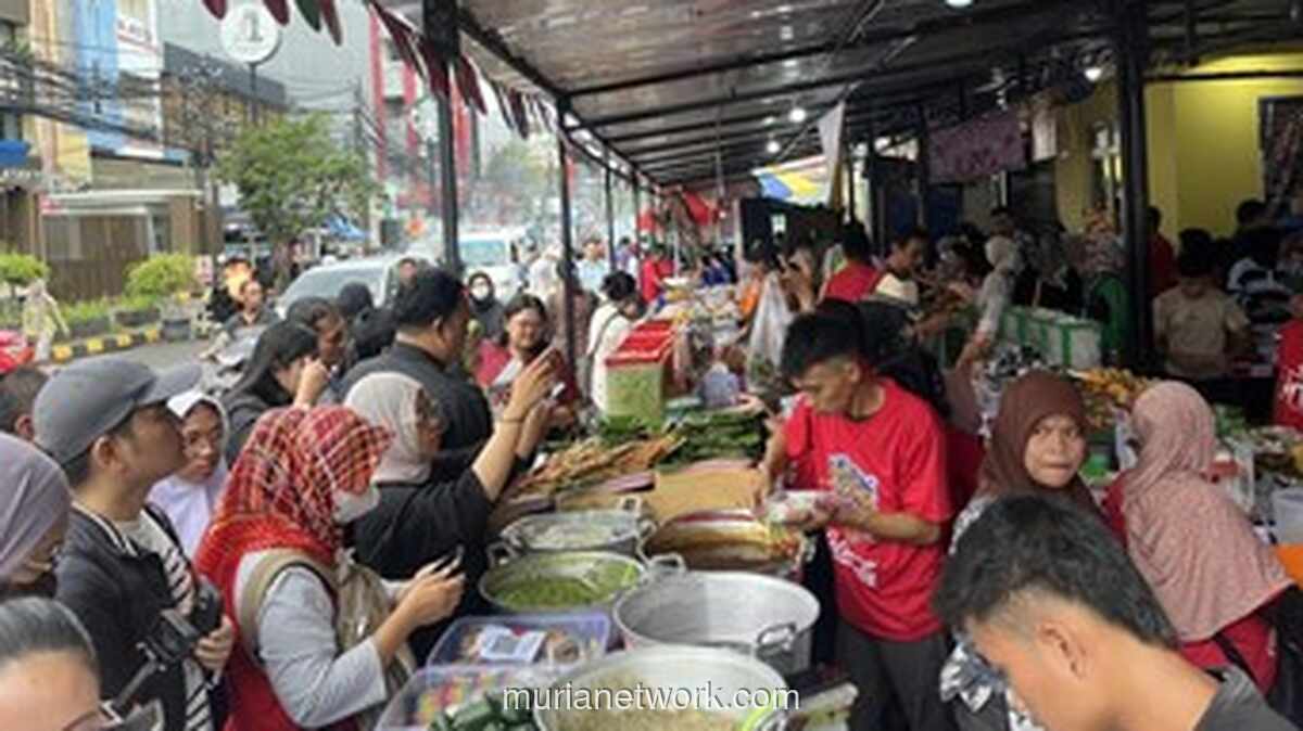 Bazar Takjil Benhil Ramai Diserbu Pengunjung di Hari Pertama Ramadan