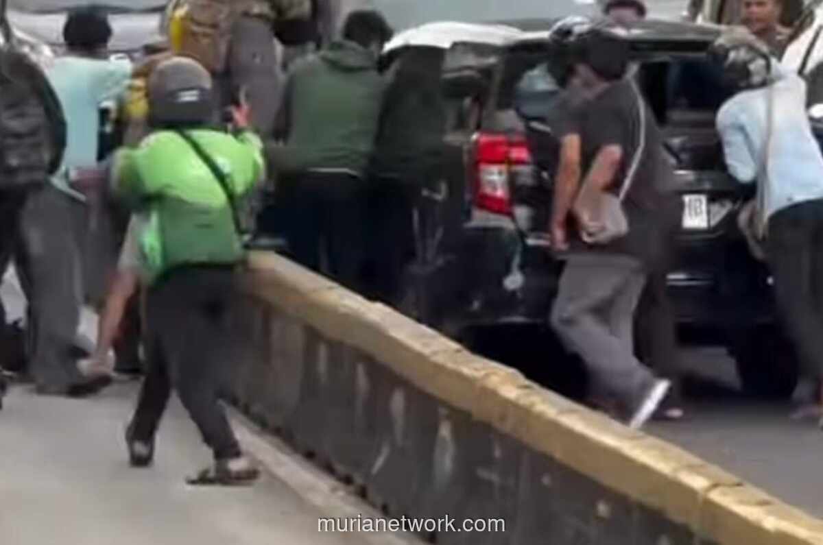 Massa Amuk Mobil Toyota Calya yang Nekat Melawan Arus di Gunung Sahari