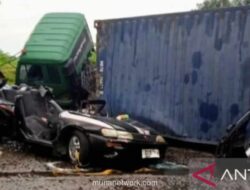 Tiga Tewas dalam Kecelakaan Truk Kontainer vs Sedon di Karawang, Diduga Ada Peran Pa Ogah